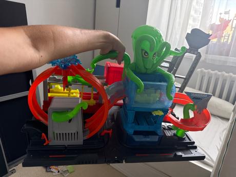 Autodráha hotwheels s chobotnicou,