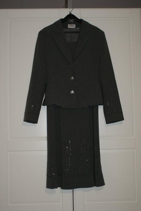 Šaty a sako, 40