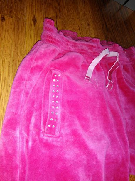 Ružové zamatové nohavice, 122