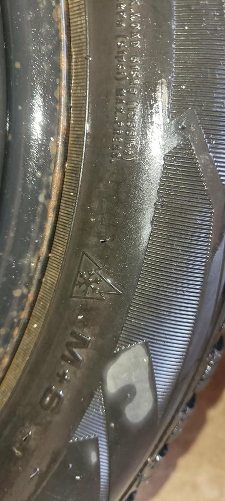 Predám 2ks zimné pneumatiky goodyear 205/55/r16,