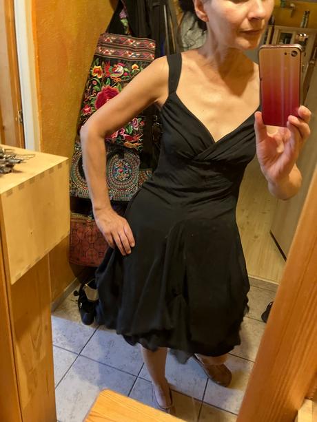 Čierne letné šaty, 36