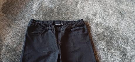 Elasticke cierne nohavice v.42, 42