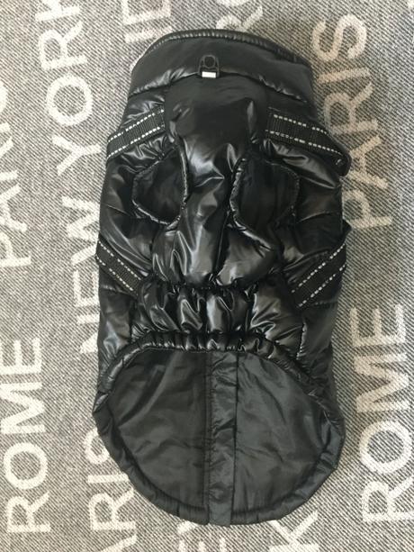 Bunda s postrojom pre mensieho psa,