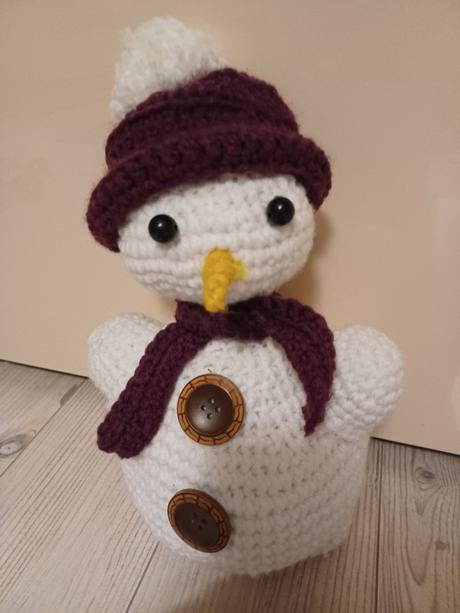 Ručne háčkovaný snehuliačik,