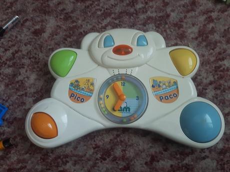 Hrajúci biely plastový macko na baterie,