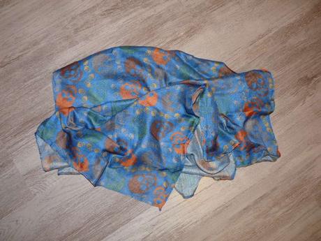 Nenosená šatka s "lebkami", 