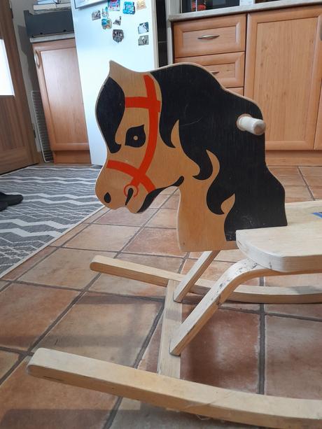 Mám na predaj hojdacieho konika,