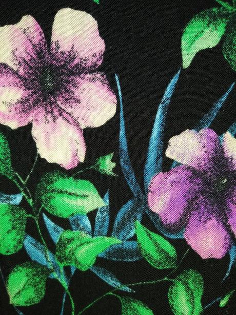 Krásny moderný kvetovaný overal, m