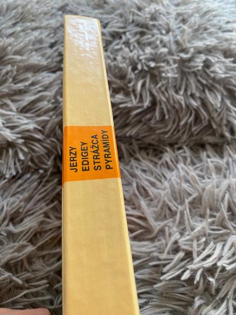 Stará retro kniha strážca pyramídy stopy 1983, 
