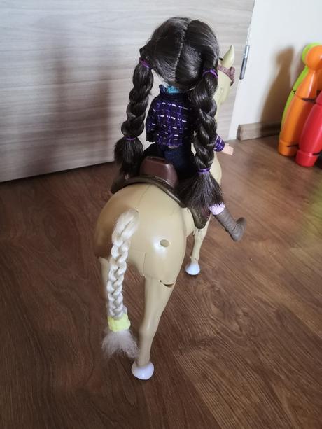 Chodiaci koník s bábikou, 