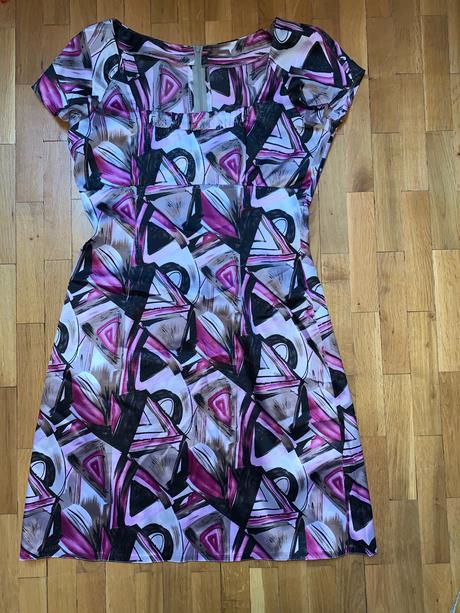 Cyklamenovo-čierne šaty, m