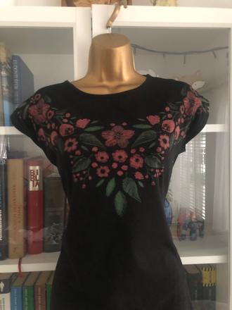 Čierne tričko s kvietkami, 38