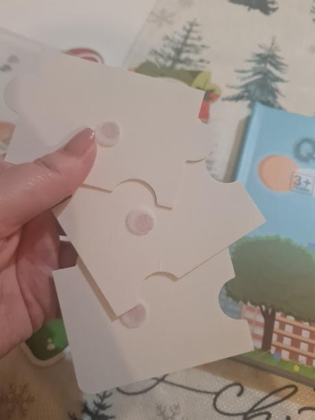 Kniha aktivít s nalepovacími časťami, 