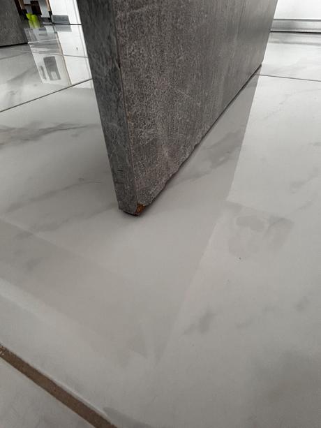 Bielosivy konferenčný stolik, 