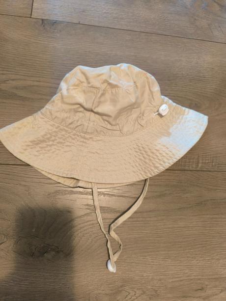 Klobúk s viazaním, 54