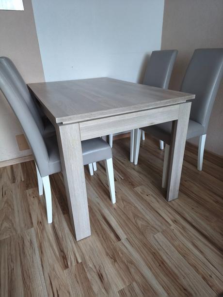 Jedalensky stol a stolicky, 