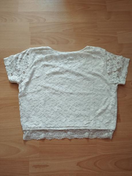 Biely čipkovaný crop top, s
