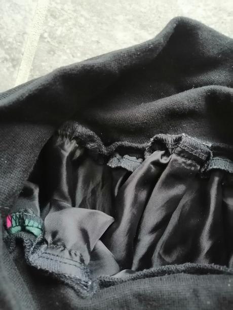 Čierna sukňa s kvetmi a elast. pásom z bavlny v134, 134