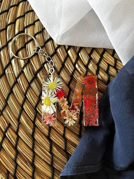 Ručne vyrobené živicové kľúčenky, 