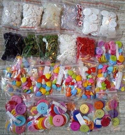 Výpredaj - plastové gombíky 1898 ks,