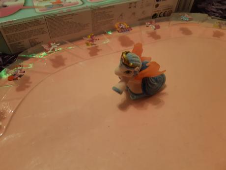 Klzisko s filly fairy kresliacim konikom, 