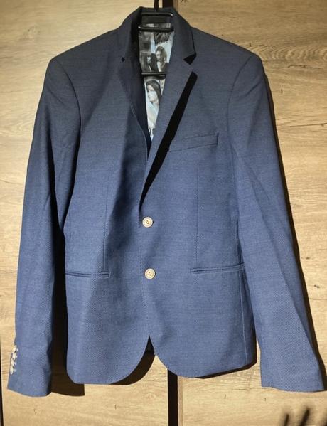 Tmavomodré sako, 98