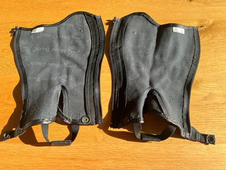 Kozene čapsy chranice na nohy, 