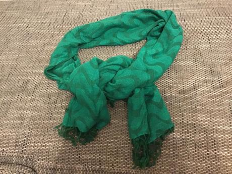 Šál zelený s vlnovkami,