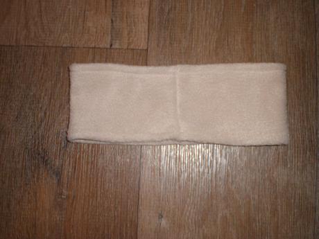 Béžová flísová čelenka nenosená, 56