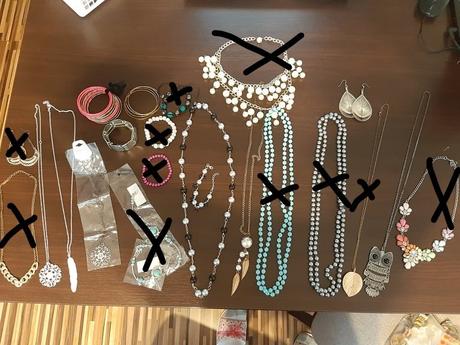 Náhrdelníky, náramky a náušnice,