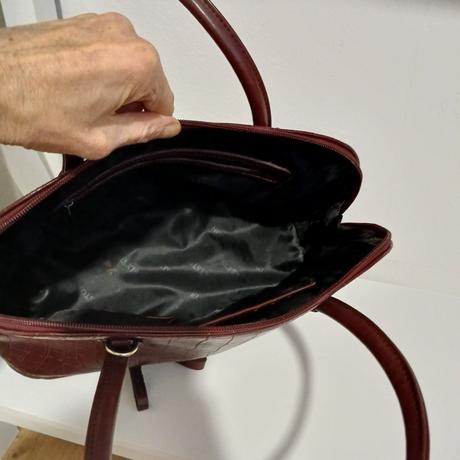 Bordová lesklá kabelka do ruky,
