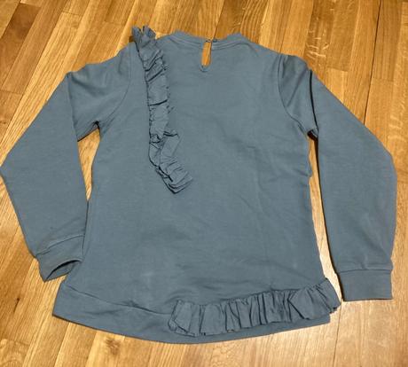 Mikina s volanikmi, 152