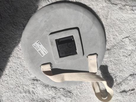 Betónové hodiny na stenu, 