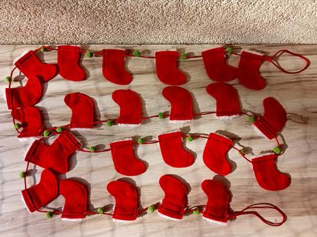 Adventný kalendár s čižmičkami na zavesenie, 