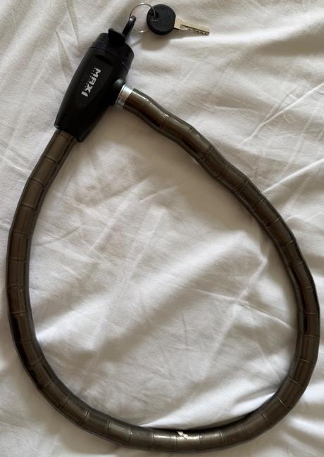 Giro čierna unisex cyklistická prilba+zámok+pumpa, 