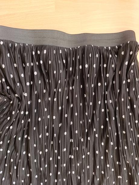 Bodkovana sukňa, 44