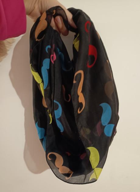 Nekonečná šatka s fúzikmi, 