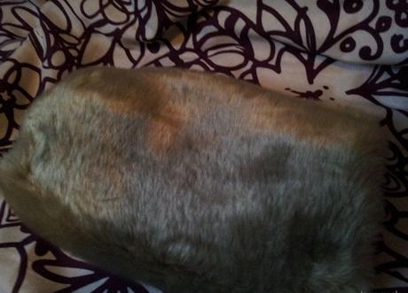 Elegantná kožušinová kabelka, rukavice,