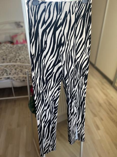 Stradivarius zebrovane leginy bezove cierne, stradivarius,l