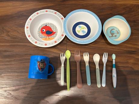 Detské lyžičky, vidličky, misky a masážna kefka, 