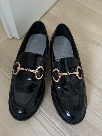 Lakované mokasíny, 38