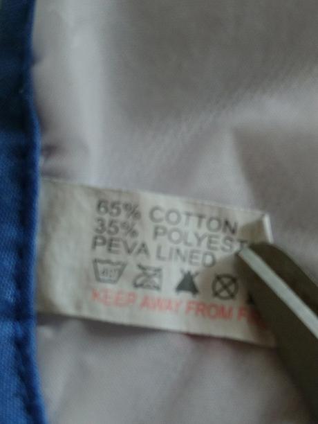 Podbradník so zaväzovaním a motívom blast off,