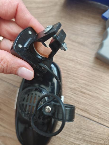 Policajná húkačka a megafón,