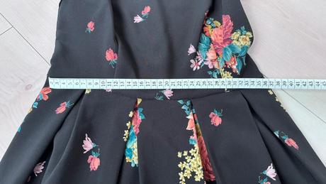 Čierne šaty s kvietkami, m