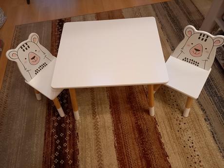 Stôl s 2 stoličkami ako nové, 