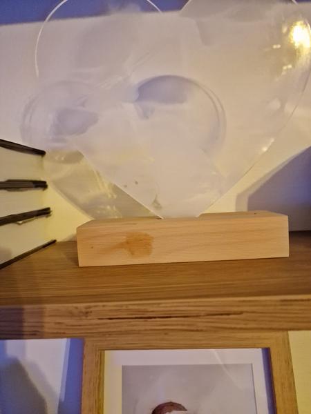 Ako efektívne umyť mastný drevený podstavec?