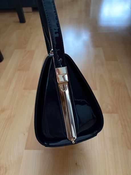 Elegantná lakovaná kabelka, 