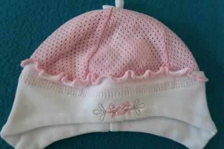 2x dierkovaná čiapka, 56