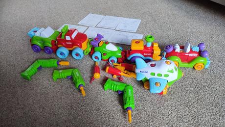 Predám skrutkovacie autíčka, vlak, formulu a lie,