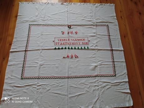 Retro vianočny vyšívaný obrus 130x130 - 25 eur,
